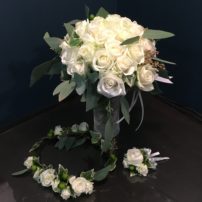 真っ白なブーケと花冠